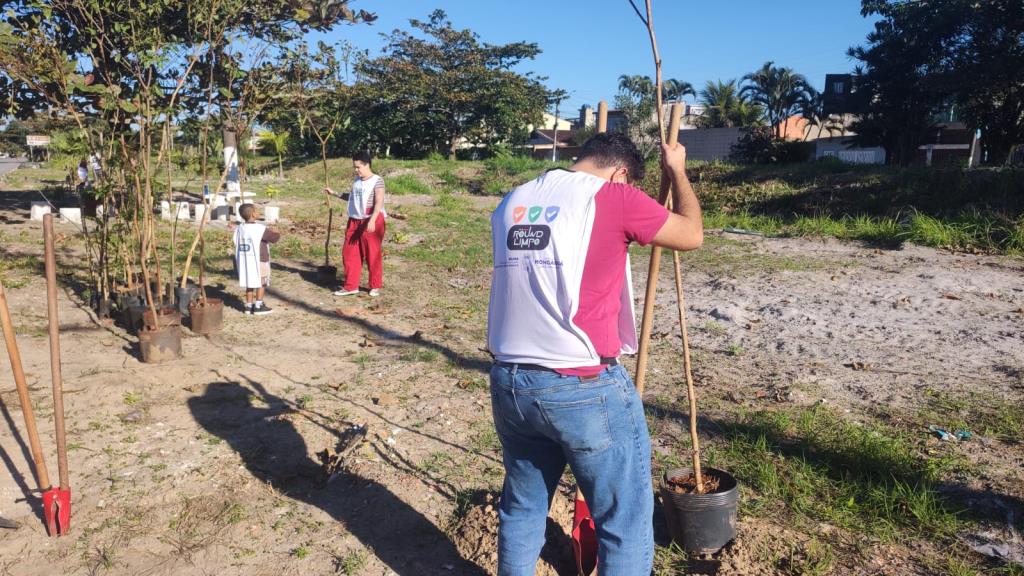 40 mudas nativas são plantadas no bairro Itaóca para fortalecer biodiversidade em Mongaguá