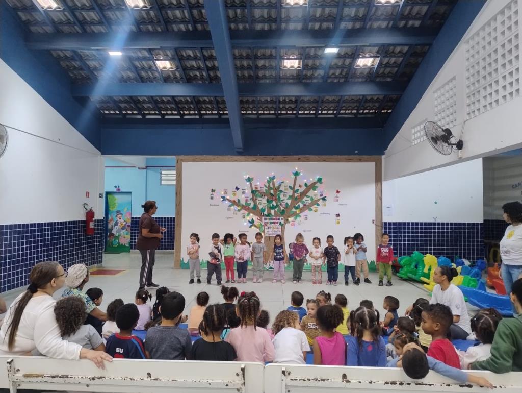 Alunos da Creche Barigui fazem apresentação em ação sobre inclusão