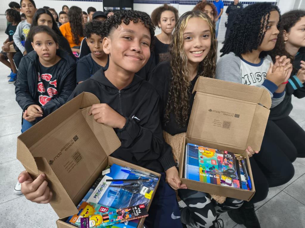 Rede municipal de Mongaguá começa a distribuir kits escolares