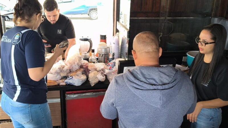 Fiscalização retira 50 kg de alimentos irregulares e fecha dois quiosques na orla de Mongaguá