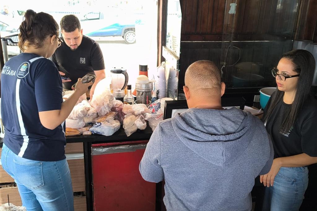 Fiscalização retira 50 kg de alimentos irregulares e fecha dois quiosques na orla de Mongaguá