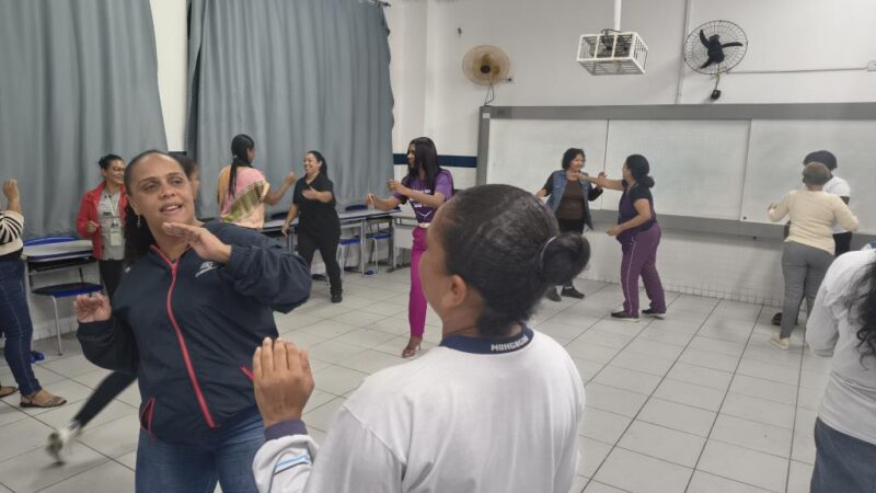 EJA de Mongaguá recebe atividade de autodefesa e palestra sobre violência contra a mulher
