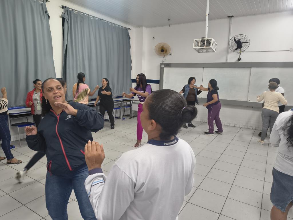 EJA de Mongaguá recebe atividade de autodefesa e palestra sobre violência contra a mulher