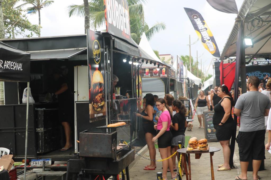Festival de churrasco e música ocupa a Praça Dudu Samba neste feriado