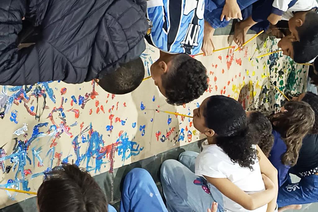 Atividade na EMEIEF Sítio do Pica Pau Amarelo encerra Semana da Inclusão com pintura coletiva