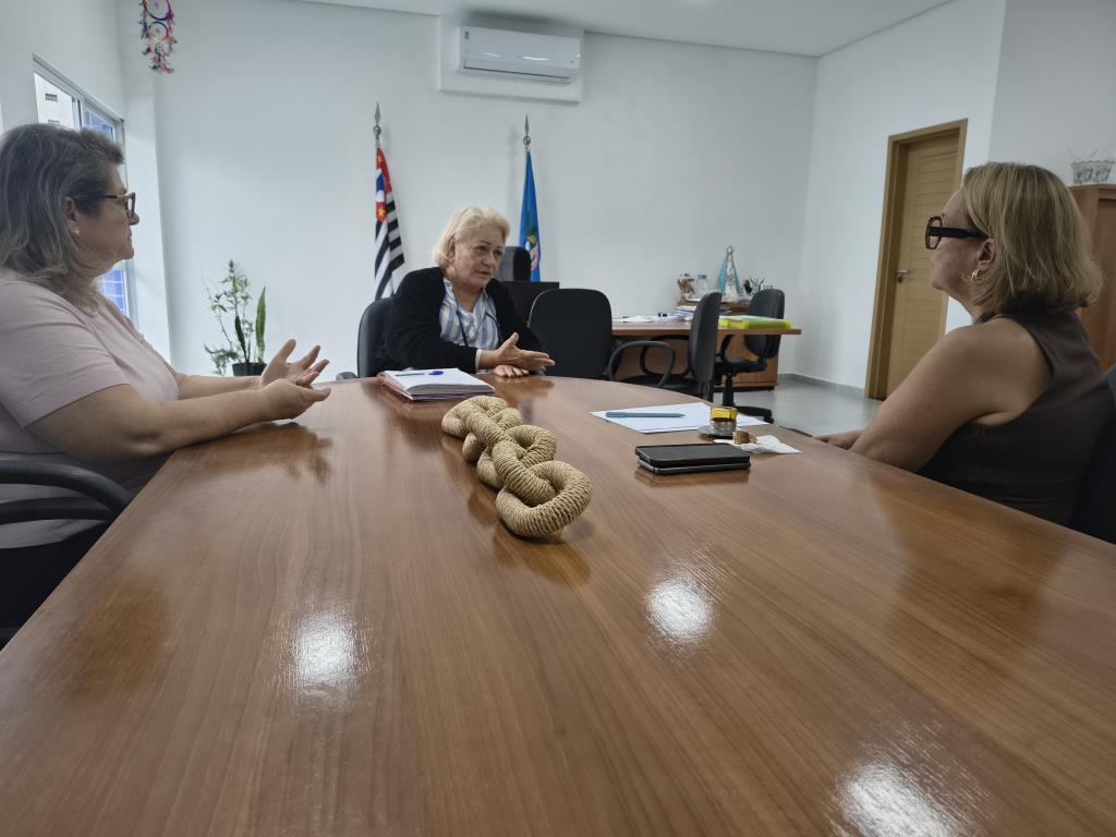 Seduc de Mongaguá recebe nova dirigente regional de São Vicente em reunião oficial