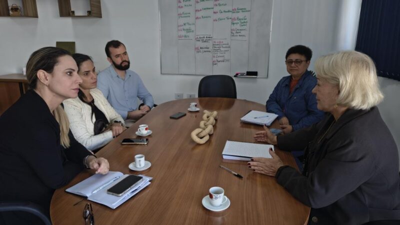 Mongaguá recebe equipe de Bertioga em visita sobre educação