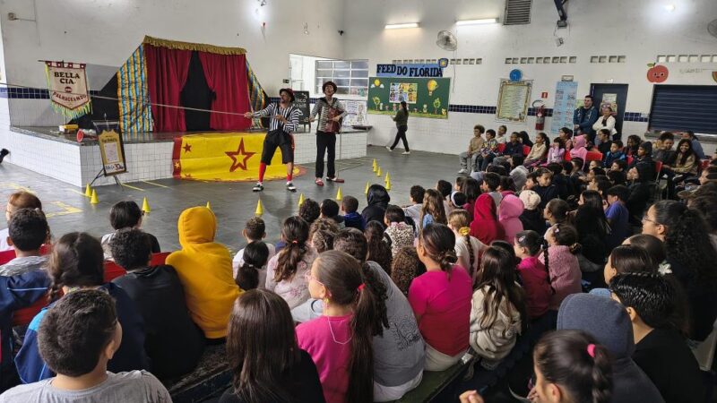 Espetáculo de circo anima alunos da EMEF Minol Ivata em Mongaguá