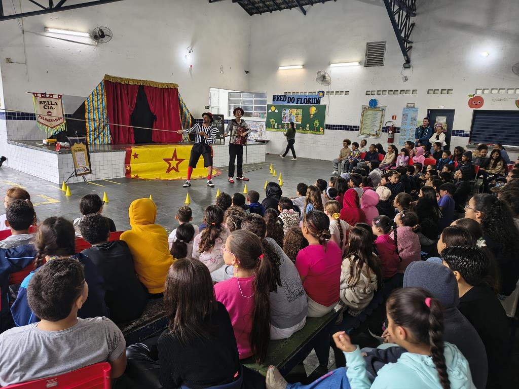 Espetáculo de circo anima alunos da EMEF Minol Ivata em Mongaguá