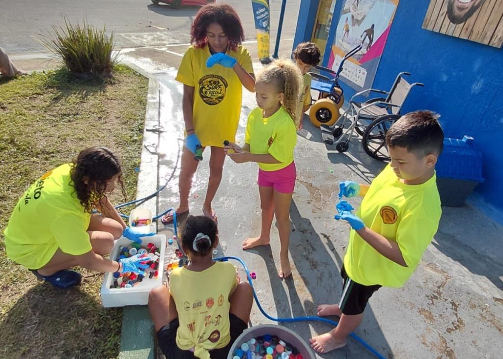 Oficina em Mongaguá vai transformar resíduos recolhidos na praia em trabalhos artísticos